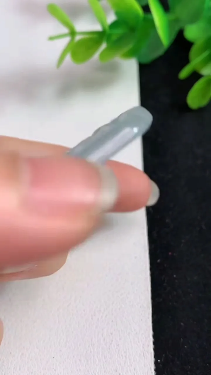 天然A货翡翠白冰生肖蛇吊坠，尺寸52.5-43.5-4.3，重量:20.60g
5月23日