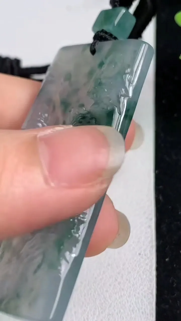 天然A货翡翠飘花山水观音菩萨吊坠，尺寸57-30.4-5.2，重量:28.27g
5月23日