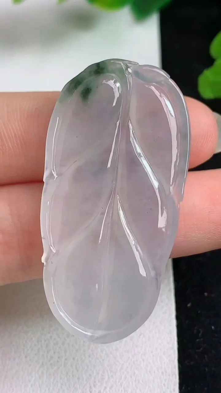 天然A货翡翠飘花金枝玉叶 叶子吊坠，尺寸44-22.4-4，重量:8.35g
5月23日