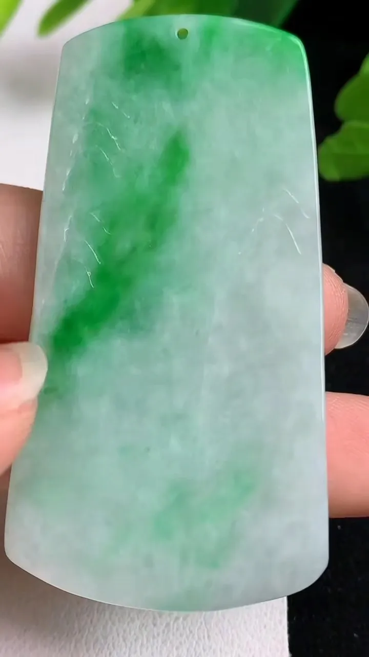 天然A货翡翠山水牌吊坠，尺寸59.3-31.6-5，重量:24.80g
5月23日