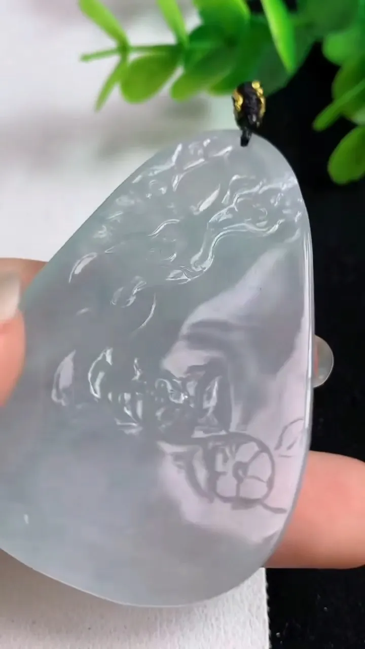 天然A货翡翠白冰虚空藏观音菩萨吊坠，尺寸59.5-39.5-6.5，重量:29.62g
5月23日
