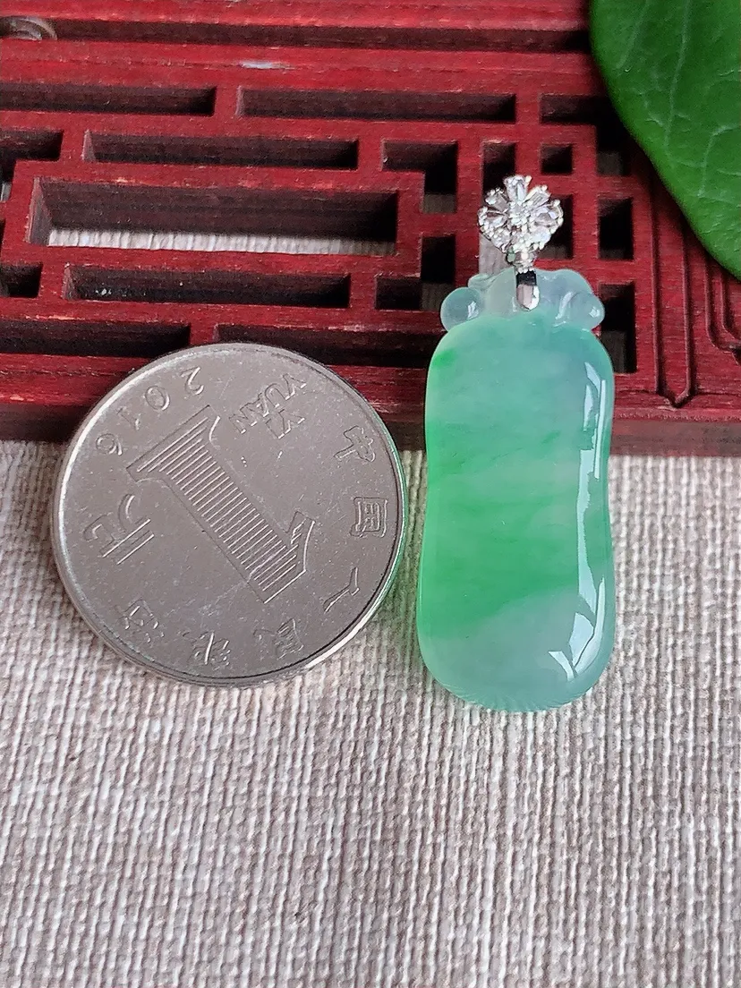 天然A货翡翠18K金伴飘绿福瓜吊坠尺寸37.8×30×13.4×6.3m量6.08g 0522