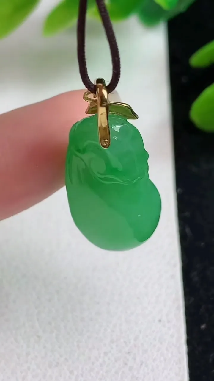 天然A货翡翠福瓜吊坠，尺寸22.7-11.3-9，重量:4.00g
5月23日