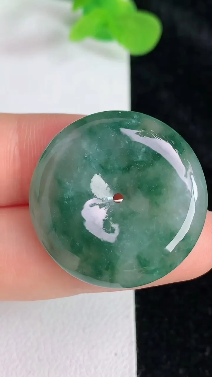 天然A货翡翠飘花平安扣吊坠，尺寸27-5.2，重:8.05g
5月23日