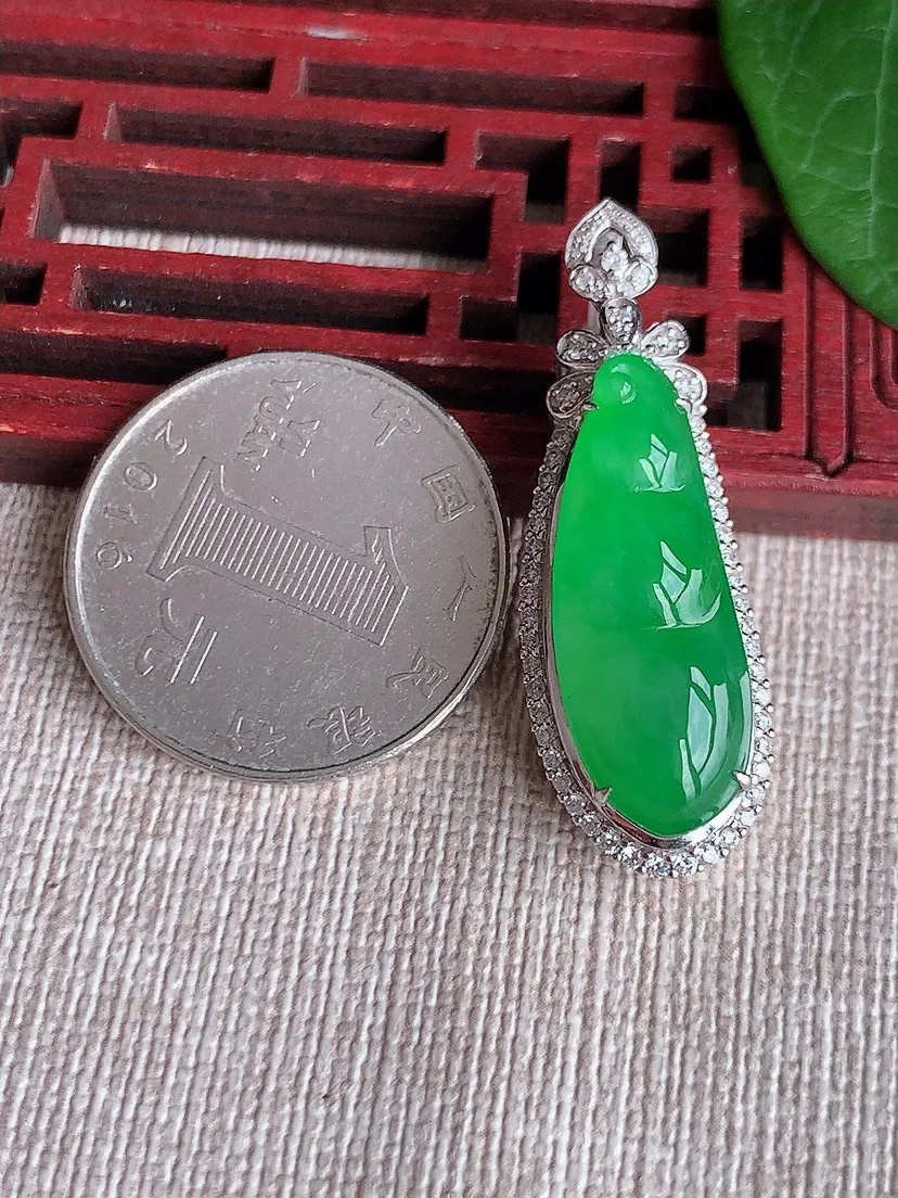 天然A货翡翠18K金伴阳绿四季豆福豆平安豆吊坠尺寸37.5×12.5×11.6裸石25.2×9.5m量7.73g 0522