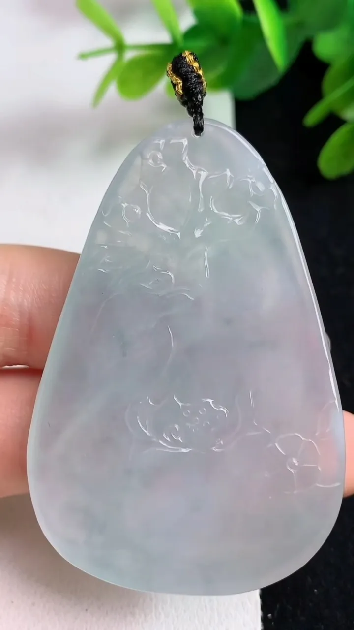 天然A货翡翠白冰虚空藏观音菩萨吊坠，尺寸59.5-39.5-6.5，重量:29.62g
5月23日