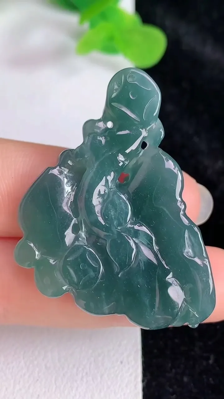 天然A货翡翠蓝水如意吊坠，尺寸40.5-33.8-6.9，重:12.58g
5月23日