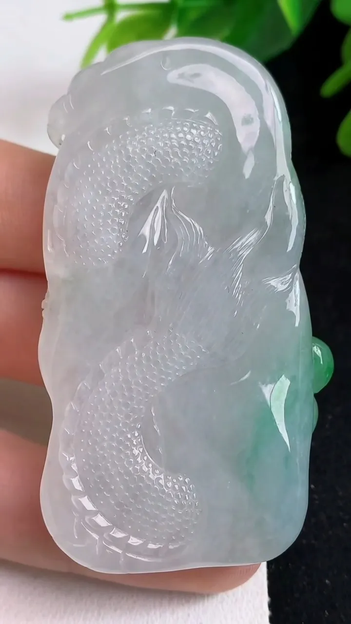 天然A货翡翠龙牌吊坠，尺寸63-36.5-10.7，重量:42.11g
5月23日