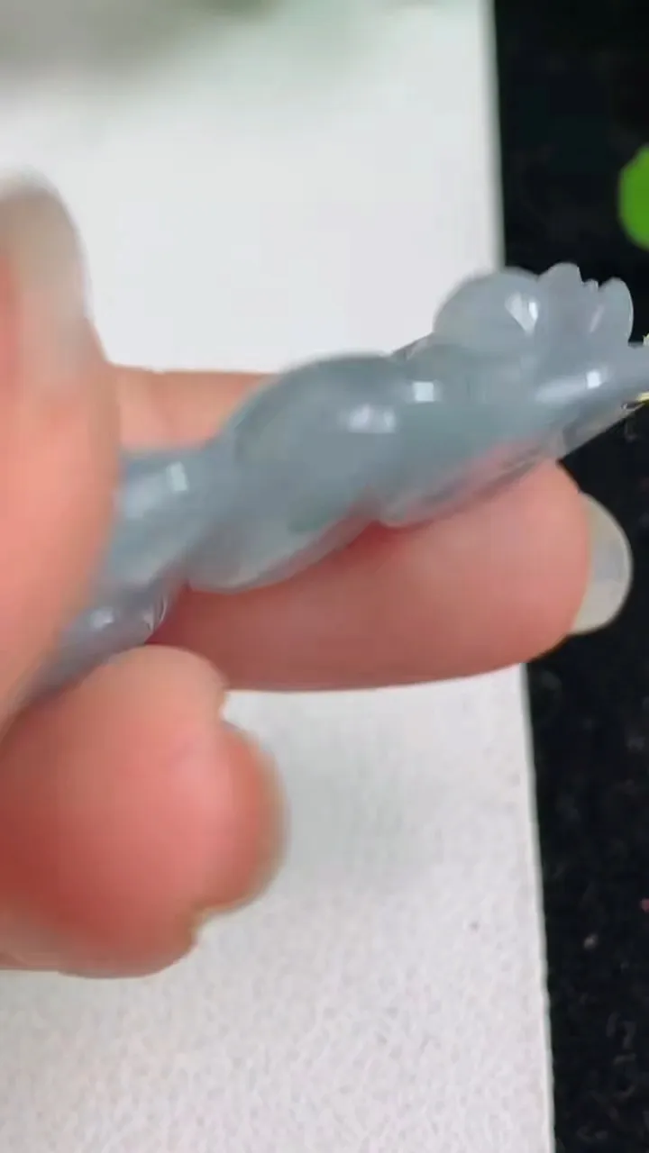 天然A货翡翠k金春带彩 紫罗兰年年有余吊坠，尺寸43-20.8-7.2，重量:11.32g
5月23日