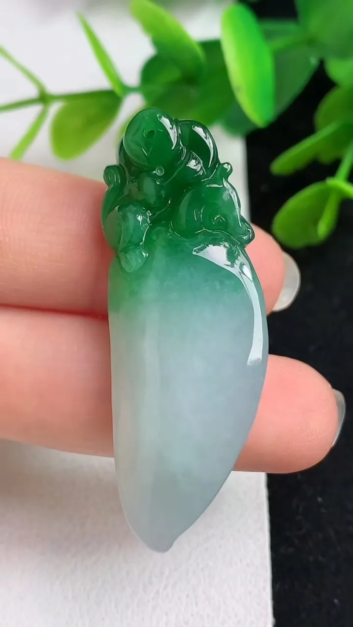 天然A货翡翠灵猴献瑞 福瓜吊坠，尺寸44.3-16.3-10.6，重量:12.08g
5月23日