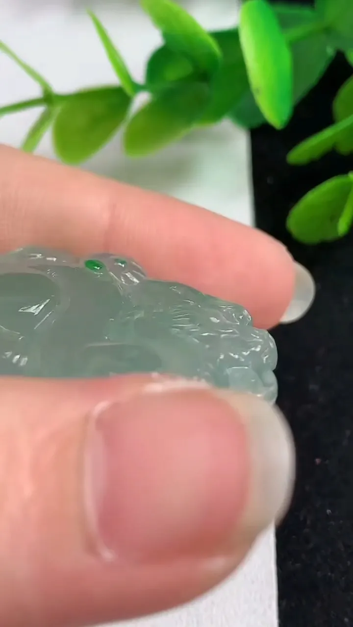 天然A货翡翠麒麟牌吊坠，尺寸34.6-22-7.2，重量:10.94g
5月23日