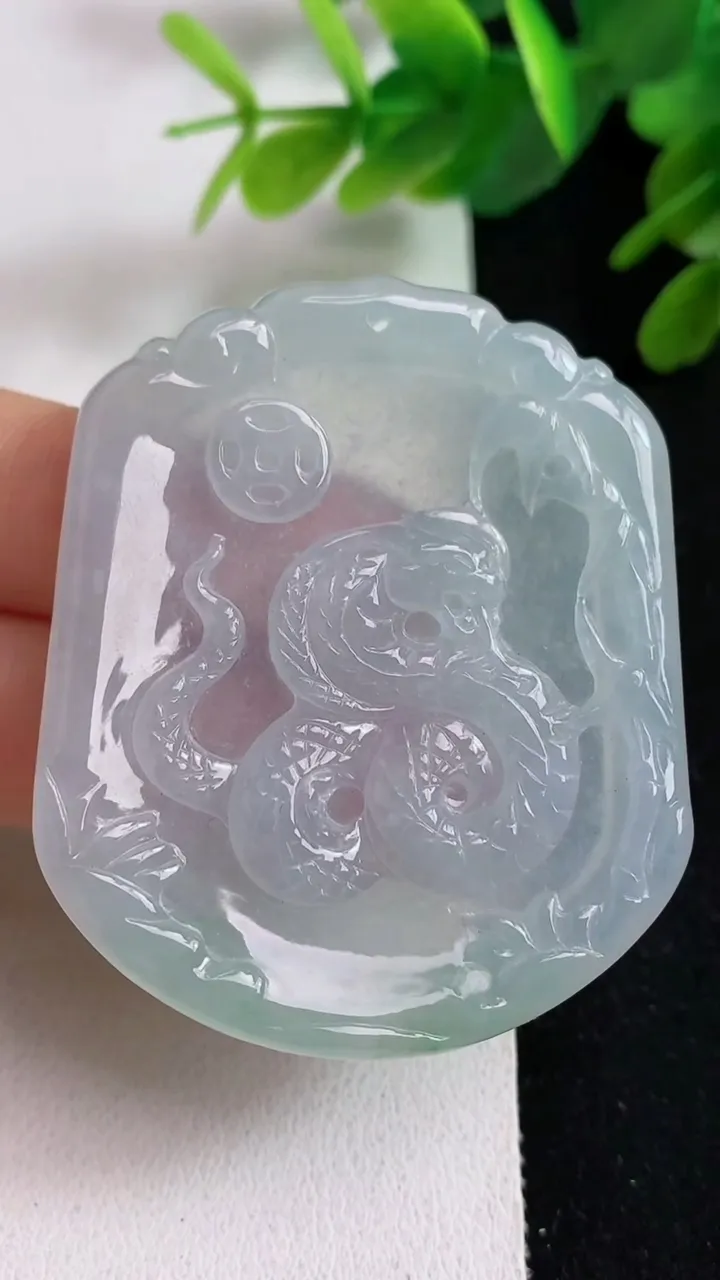 天然A货翡翠白冰生肖蛇吊坠，尺寸52.5-43.5-4.3，重量:20.60g
5月23日
