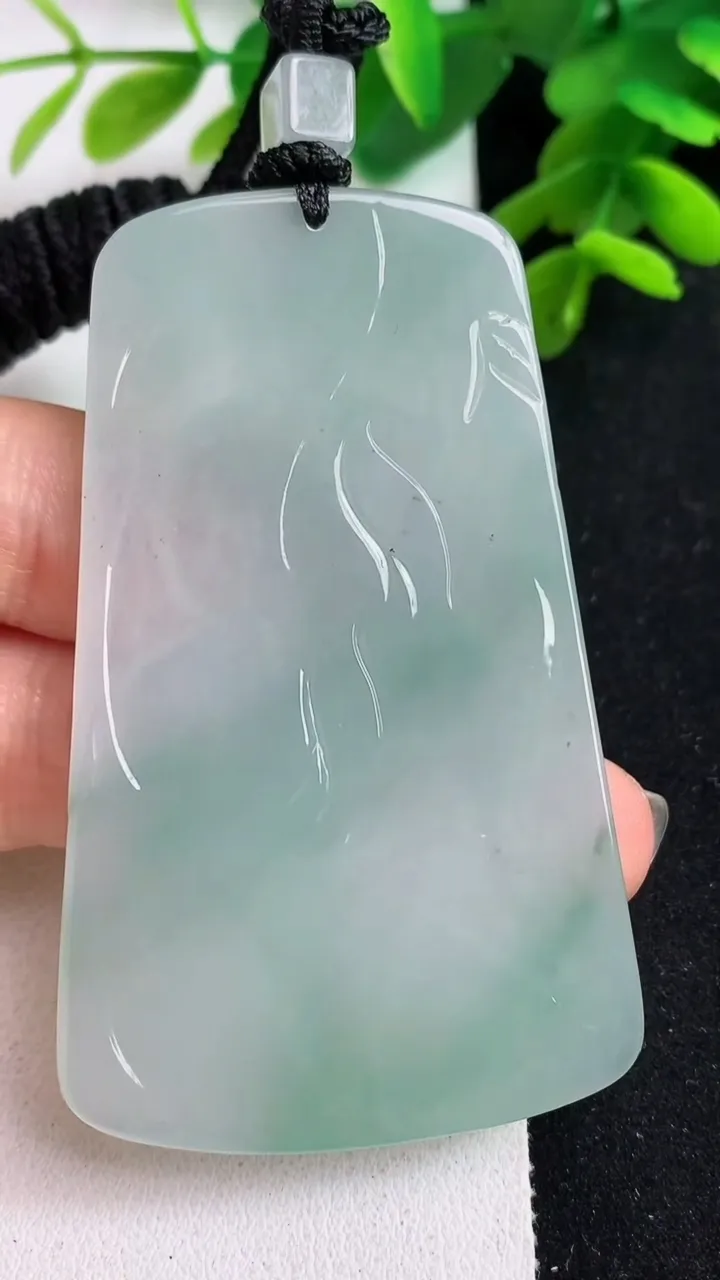 天然A货翡翠大日如来吊坠，尺寸65.2-39.7-4.8，重量:31.45g
5月23日
