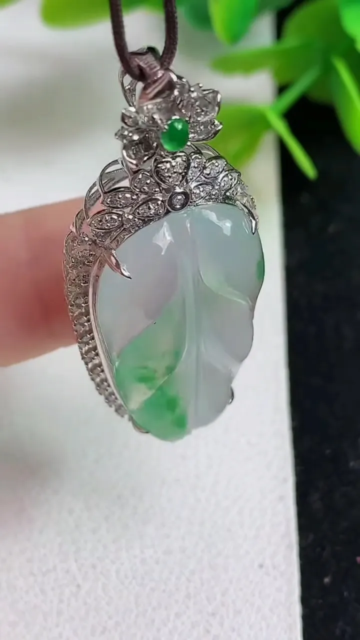 天然A货翡翠金枝玉叶 叶子吊坠，尺寸42.2-17.6-9，裸石28-14.8，重量:5.15g
5月23日