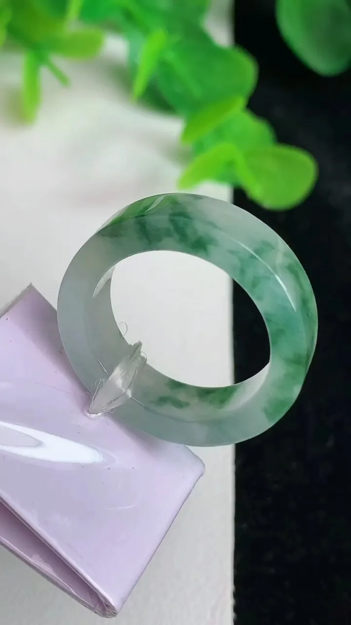 天然A货翡翠飘花指环戒指，尺寸18.2-5.8-3.2，重量:6.10g2025年5月24日
工厂直