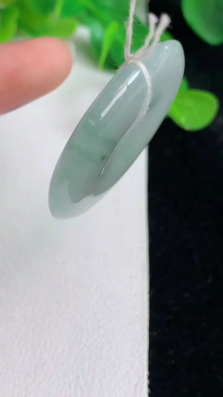 天然A货翡翠飘花平安扣吊坠，尺寸34.7-5.2，重量:14.15g
5月24日