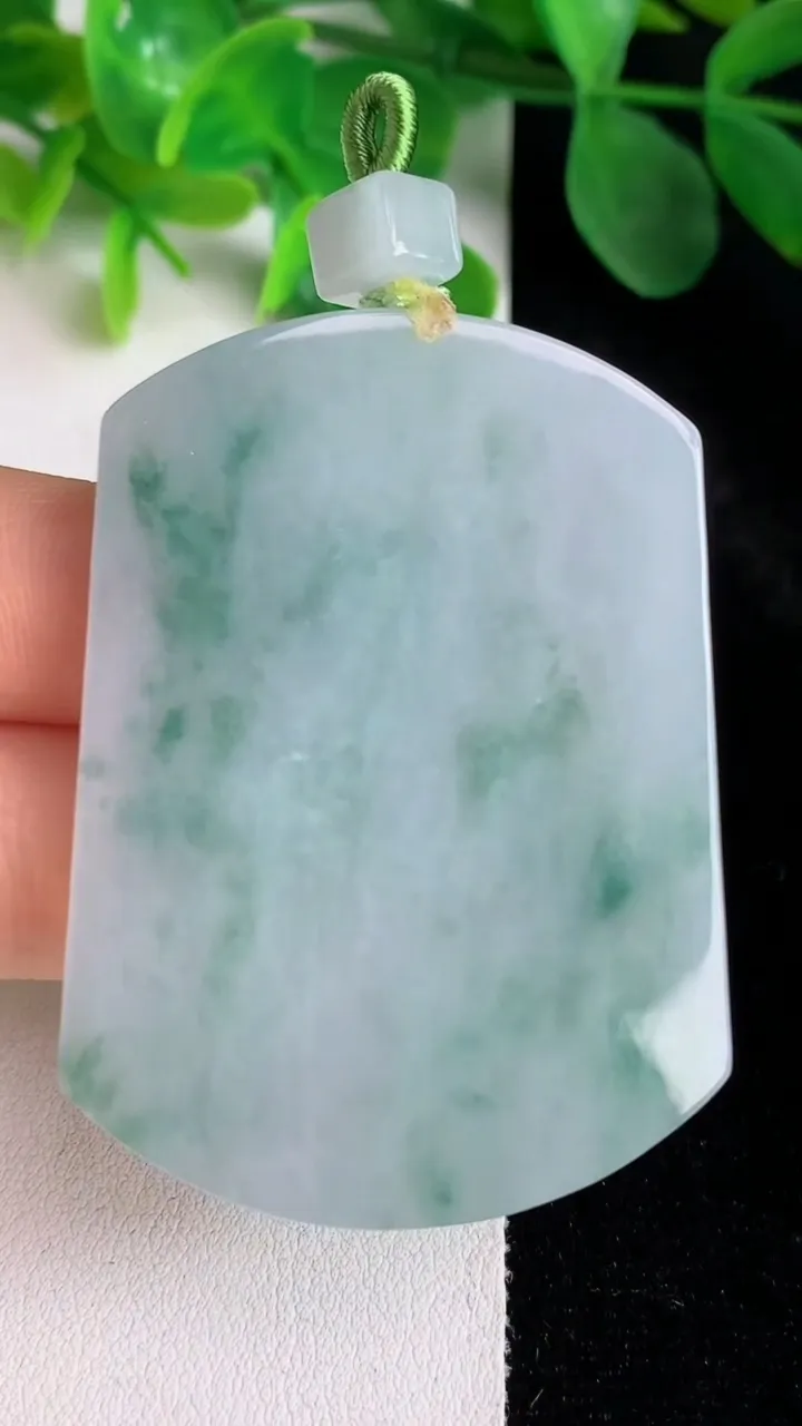 天然A货翡翠飘花无事牌吊坠，尺寸53.4-39.3-5.8，重量:38.00g
5月24日