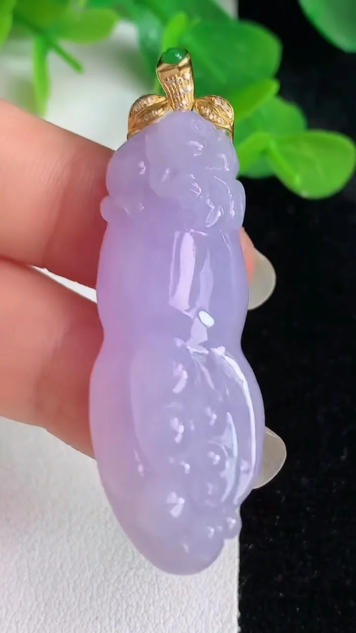 天然A货翡翠k金紫罗兰佛手瓜吊坠，尺寸45.5-17.2-8.6，重量:13.05g
5月24日