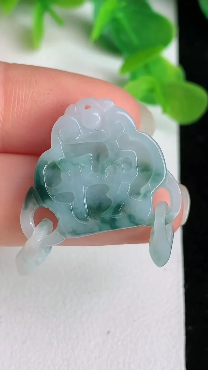 天然A货翡翠飘花平安锁吊坠，尺寸21-25.2-5.2，重量:5.61g
5月24日