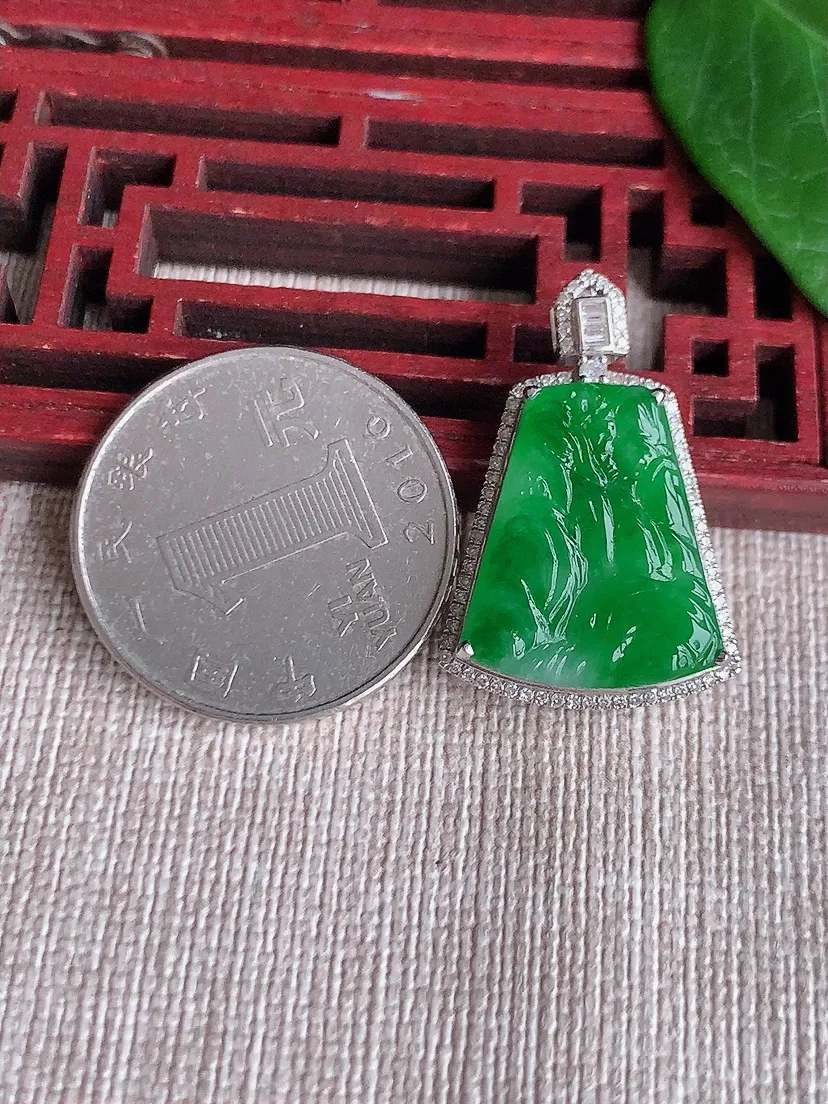 天然A货翡翠18K金伴阳绿意境山水牌吊坠尺寸28.5×19×6.2裸石19×15.7m量3.64g 0523