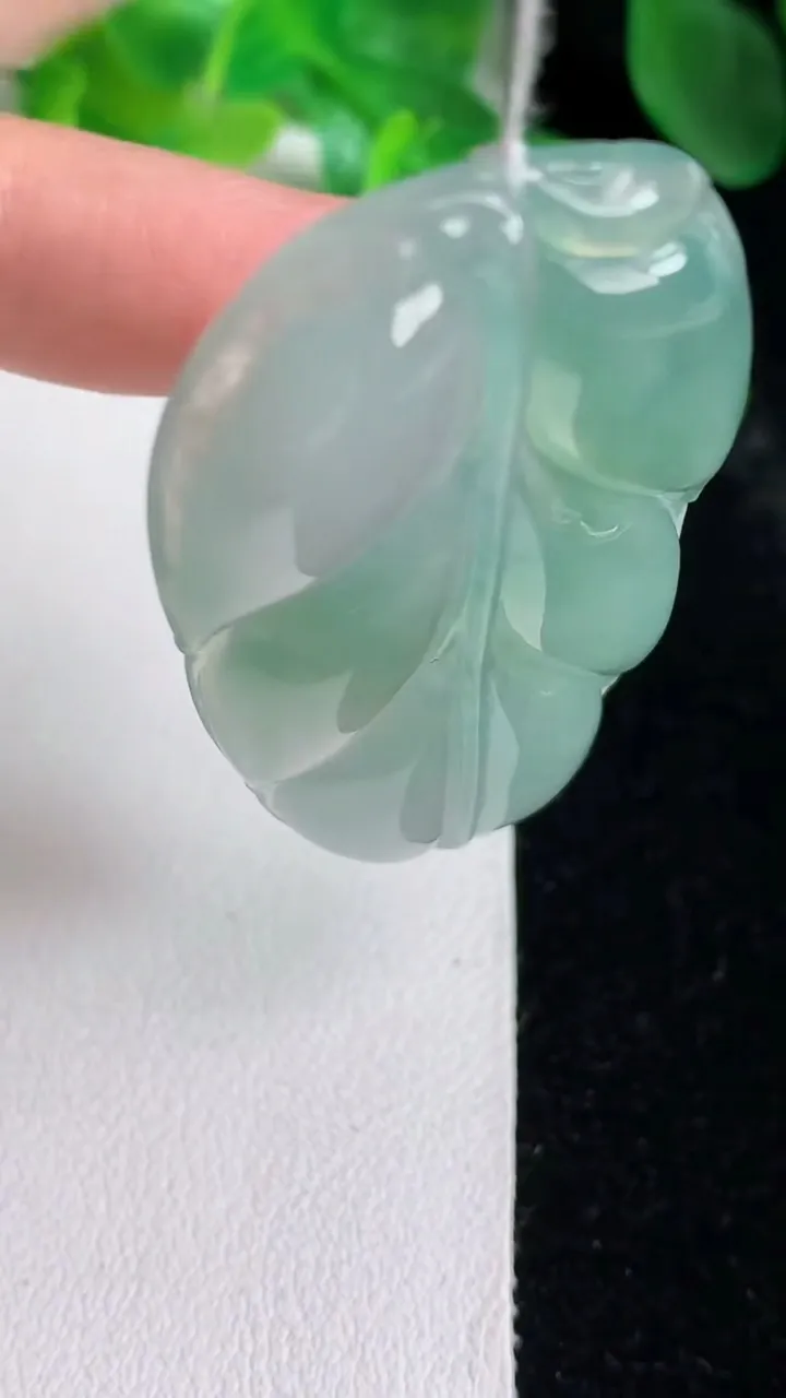 天然A货翡翠金枝玉叶 叶子吊坠，尺寸52-29.3-5.7，重量:15.42g
5月24日