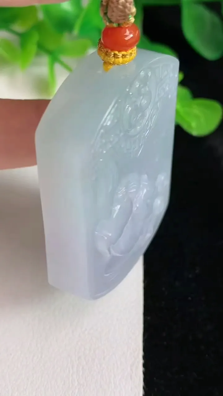 天然A货翡翠白冰生肖马牌吊坠，尺寸50-36.3-11.7，重量:60.76g
5月24日