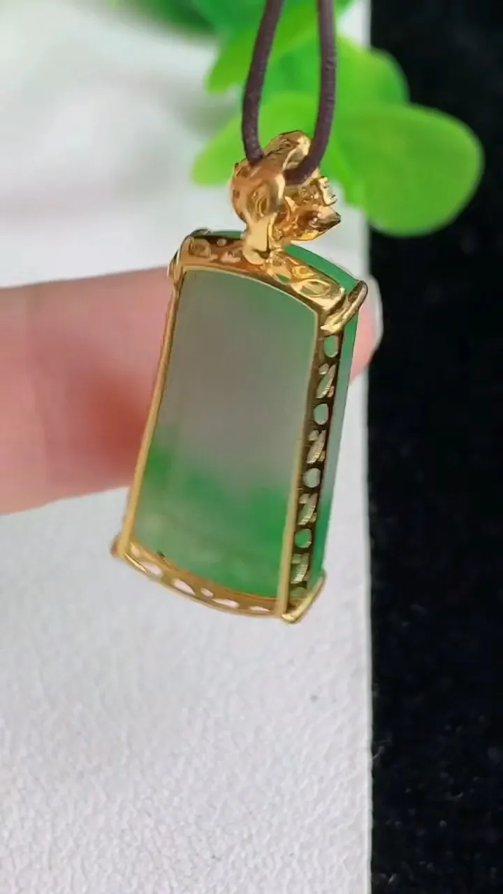 天然A货翡翠无事牌吊坠，尺寸23.3-11.2-5.4，重量:3.17g
5月24日