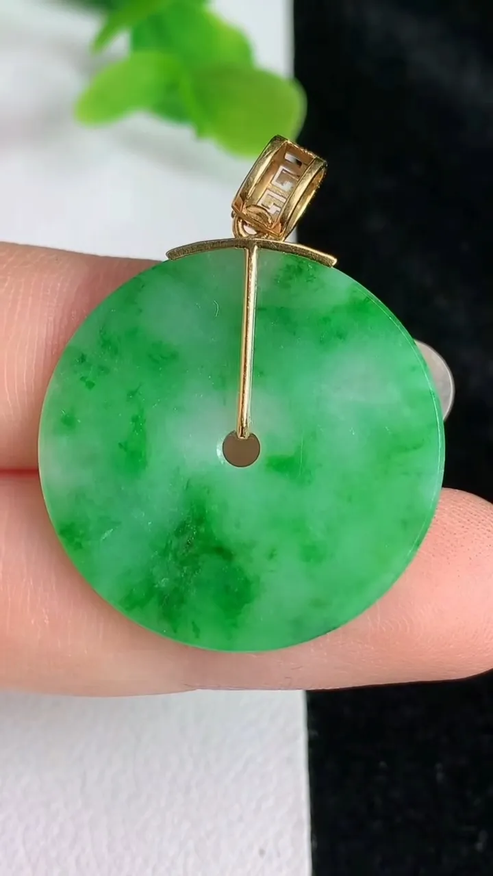 天然A货翡翠平安扣吊坠，尺寸26.3-1.3，重:3.68g
5月24日