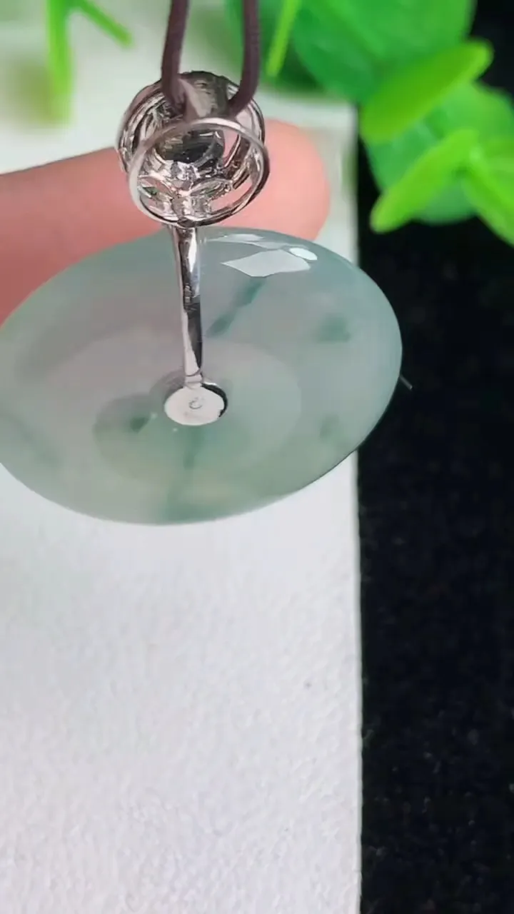 天然A货翡翠飘花平安扣吊坠，尺寸25-5，重量:7.66g
5月24日