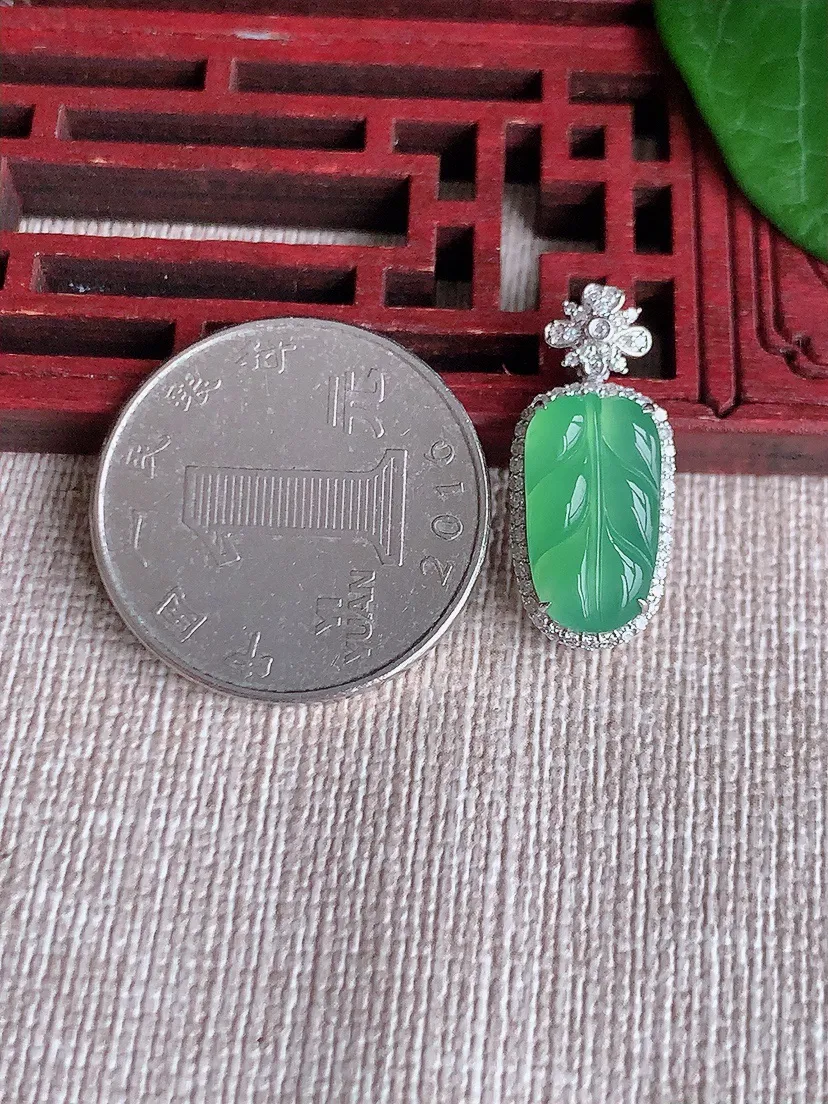天然A货翡翠18K金伴晴绿叶子金枝玉叶吊坠尺寸22.5×10×6裸石14.3×8m量2.30g 0523