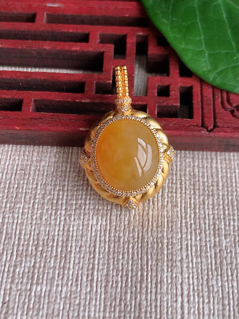 天然A货翡翠18K金伴黄翡蛋面吊坠尺寸26×17×9.6裸石12.4×11m量3.90g 0523