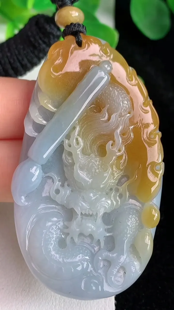 天然A货翡翠双彩龙牌吊坠，尺寸60.7-36-8，重量:37.57g
5月24日
