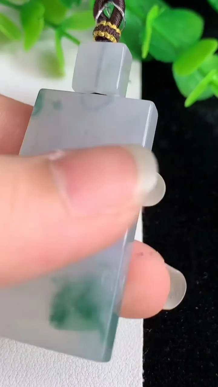 天然A货翡翠飘花无事牌吊坠，尺寸43-24-5.5，重量:20.54g
5月24日