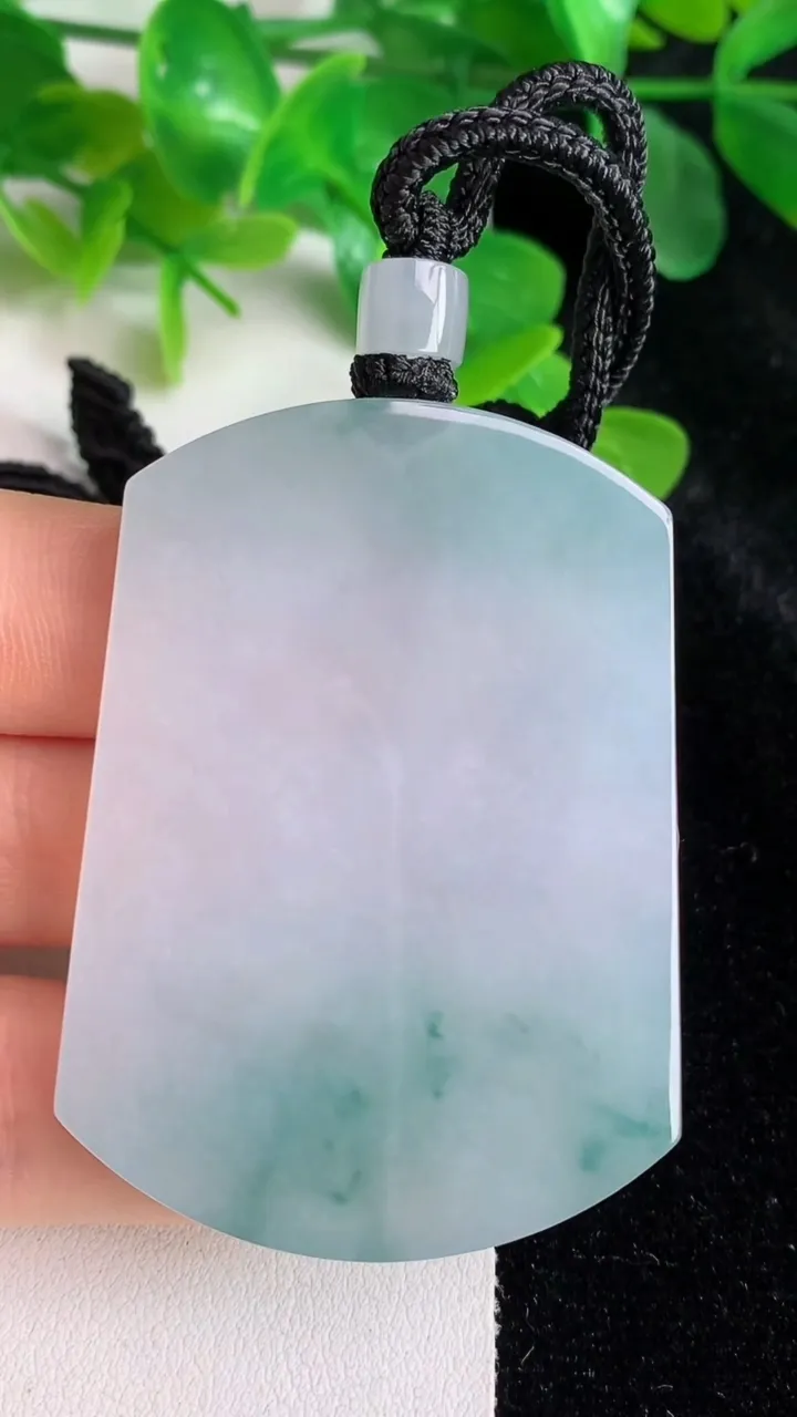 天然A货翡翠飘花无事牌吊坠，尺寸53.4-38.8-5.7，重量:39.30g
5月24日