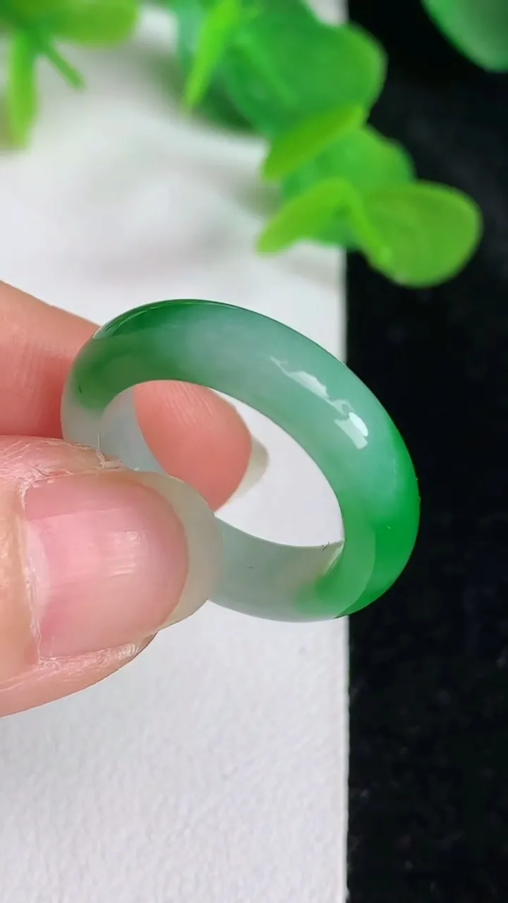天然A货翡翠指环戒指，尺寸17.4-5.4-3.4，重量:3.80g2025年5月24日
工厂直销收藏佳品,种好水足，色泽均匀，有种有色，上手高大气！