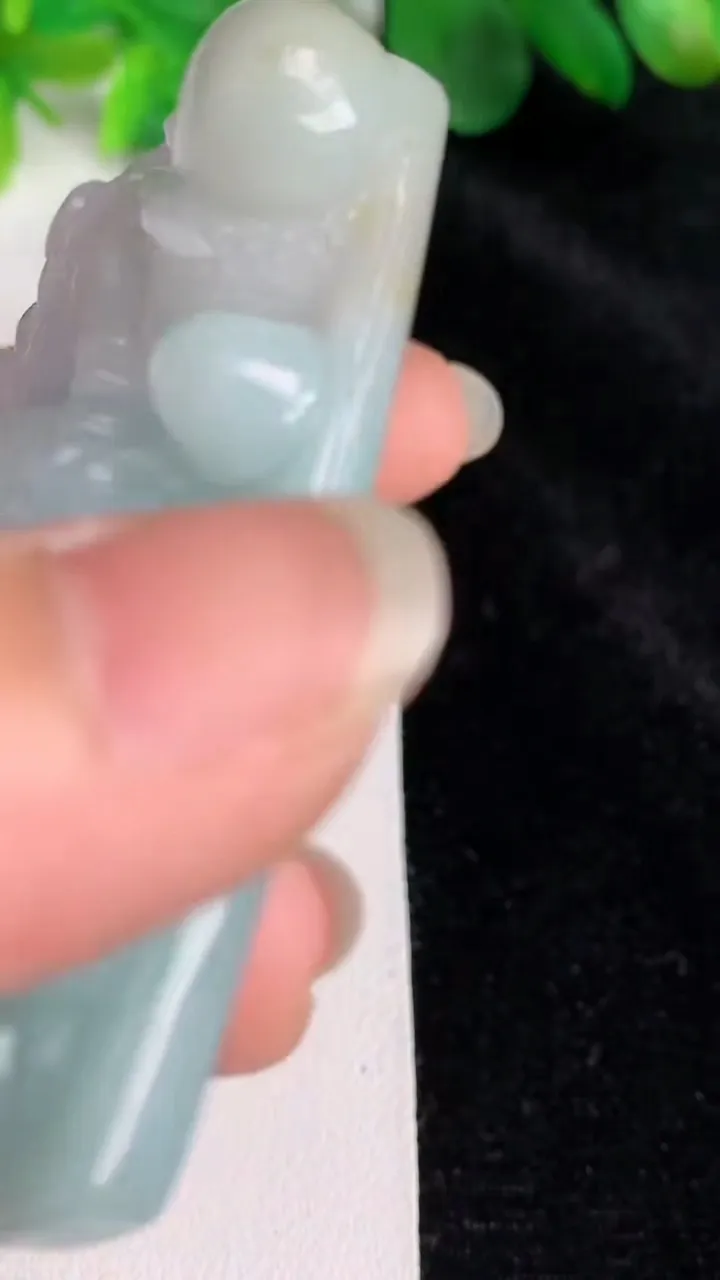 天然A货翡翠龙牌吊坠，尺寸66-43-13.4，重:69.93g
5月24日