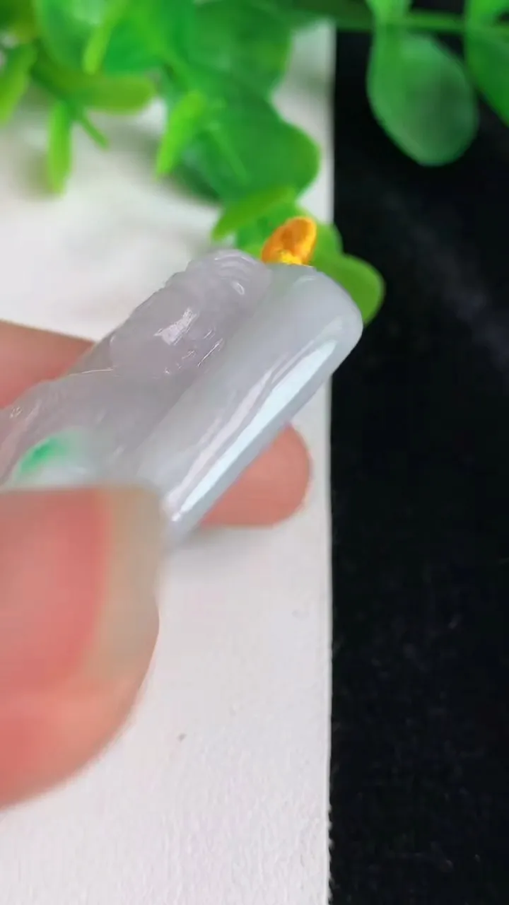 天然A货翡翠大势至观音菩萨吊坠，尺寸50.6-39-8.3，重量:37.21g
5月24日