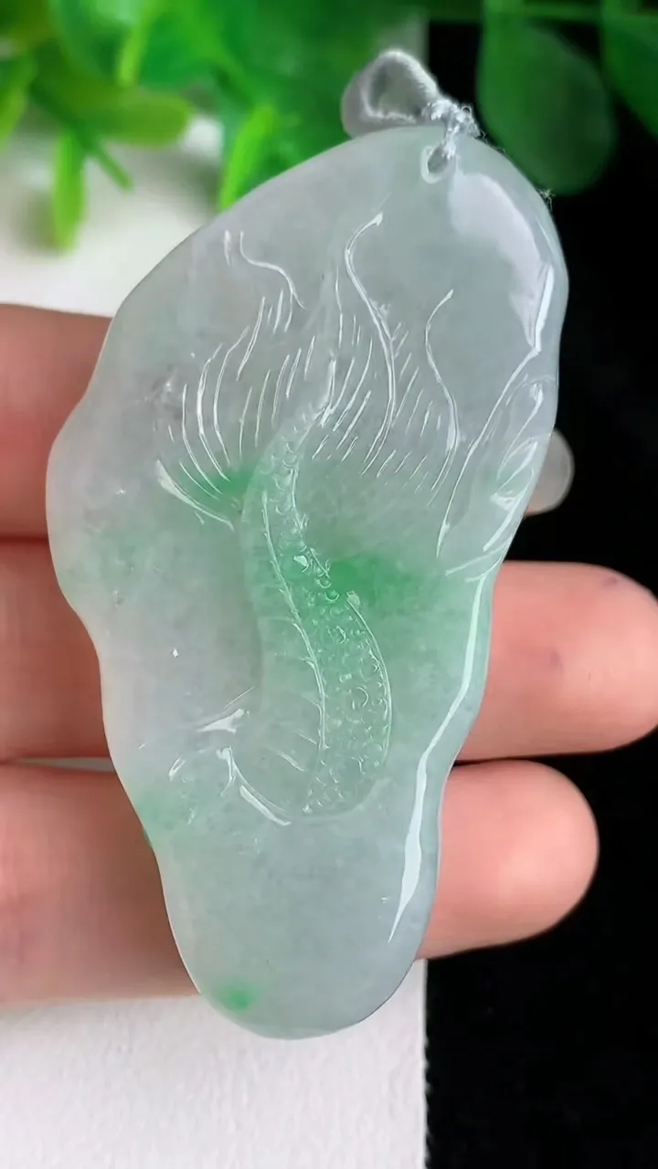 天然A货翡翠龙牌吊坠，尺寸58.7-29-11.3，重量:32.42g
5月24日