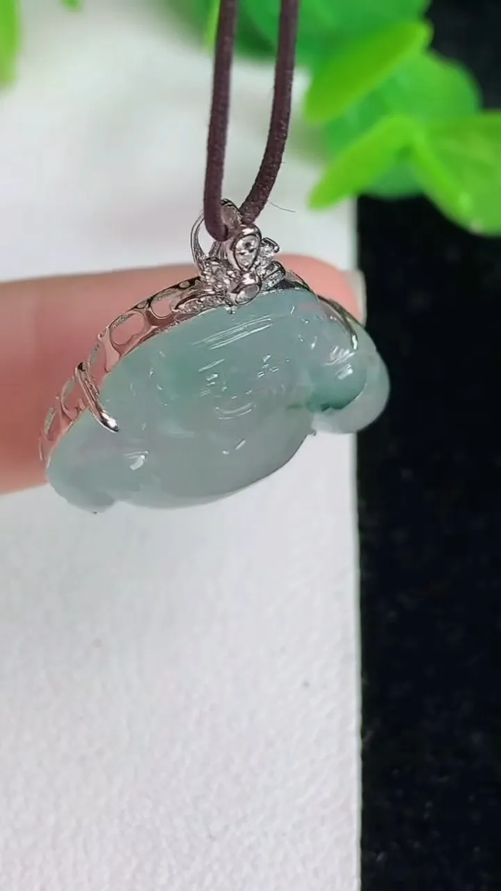 天然A货翡翠飘花财神爷吊坠，尺寸15-22.3-6.6，重量:3.23g
5月24日