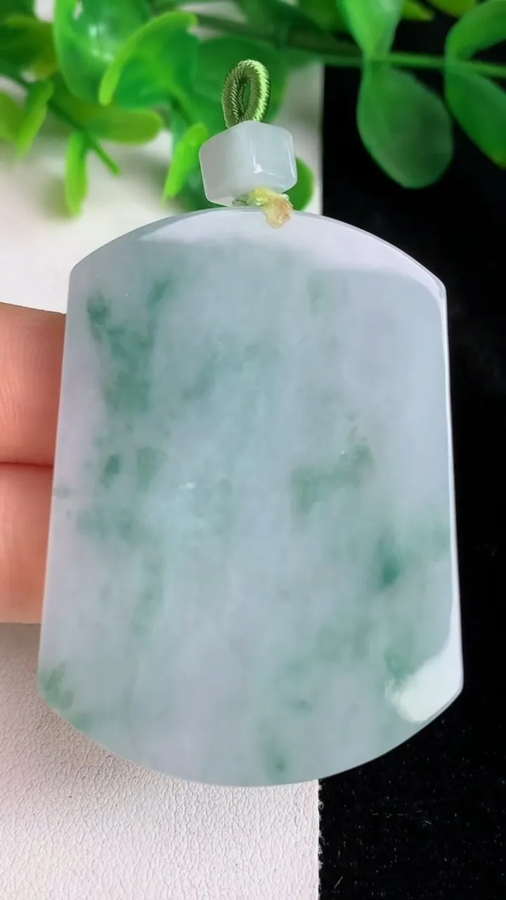 天然A货翡翠飘花无事牌吊坠，尺寸53.4-39.3-5.8，重量:38.00g
5月24日
