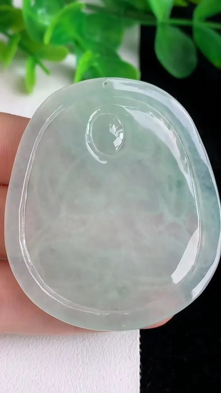 天然A货翡翠千手观音吊坠，尺寸53.4-46.3-4.5，重量:23.95g
5月24日