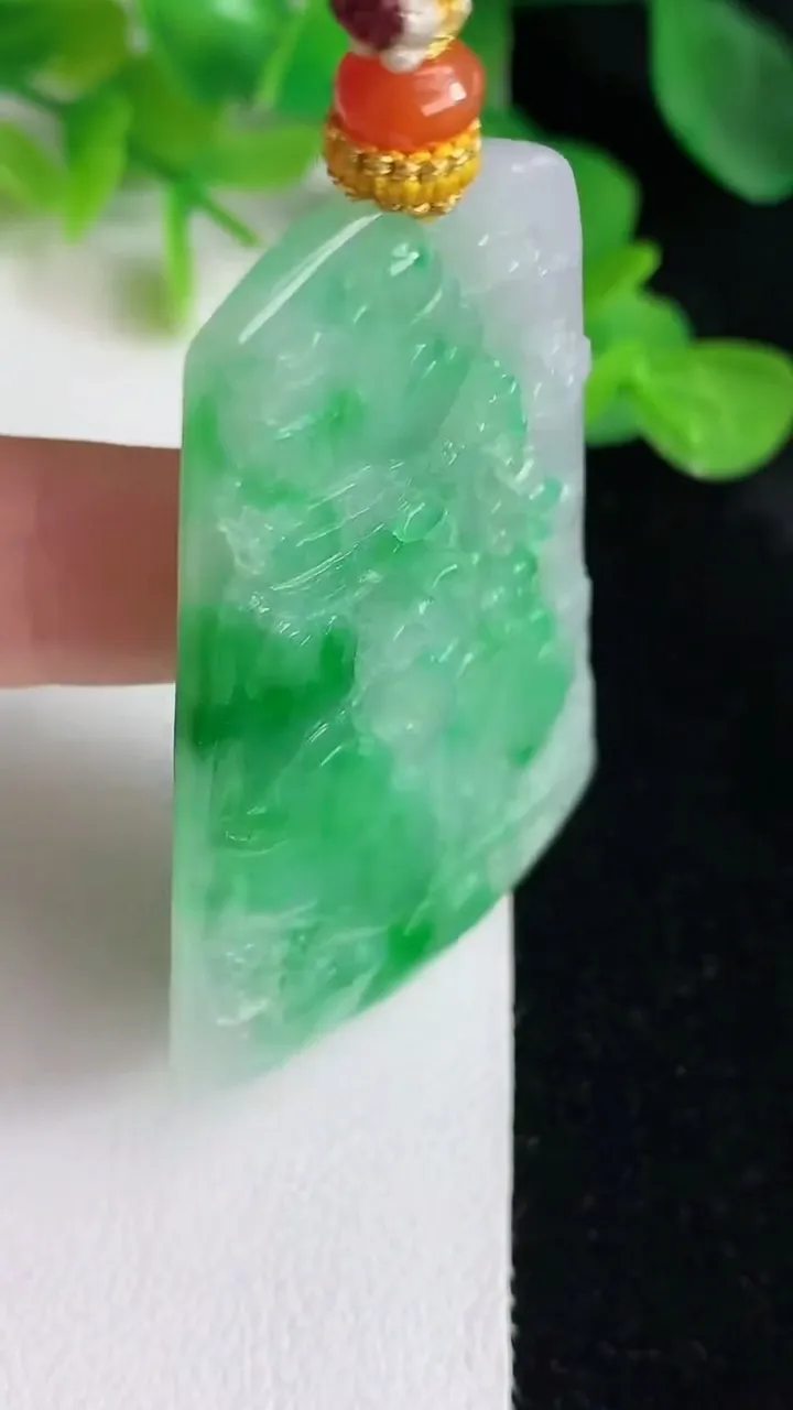 天然A货翡翠山水牌吊坠，尺寸55.5-34.8-4.7，重量:23.54g
5月24日
