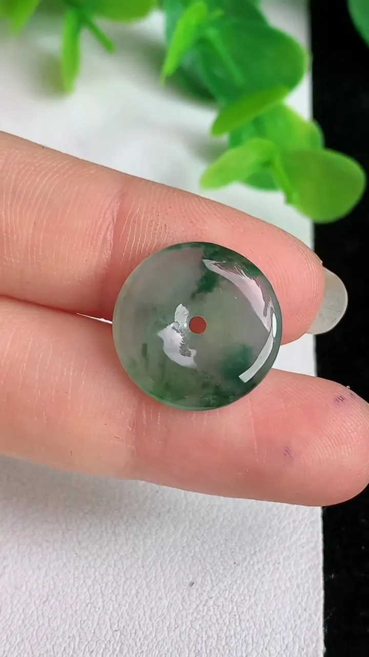 天然A货翡翠飘花平安扣吊坠，尺寸16.4-3，重量:1.80g
5月24日