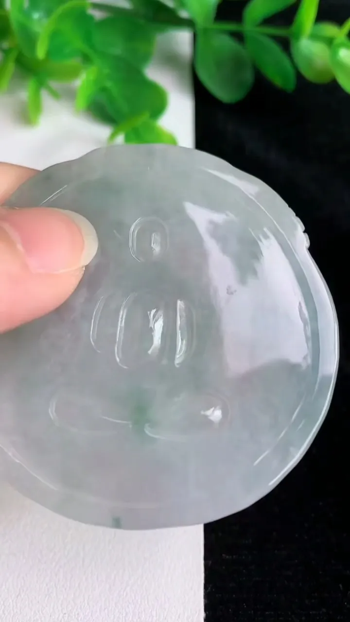 天然A货翡翠大日如来吊坠，尺寸54-53.6-5.7，重:29.09g
5月24日