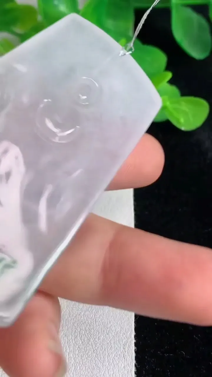 天然A货翡翠大势至观音菩萨吊坠，尺寸66-36.4-5.8，重量:34.40g
5月24日