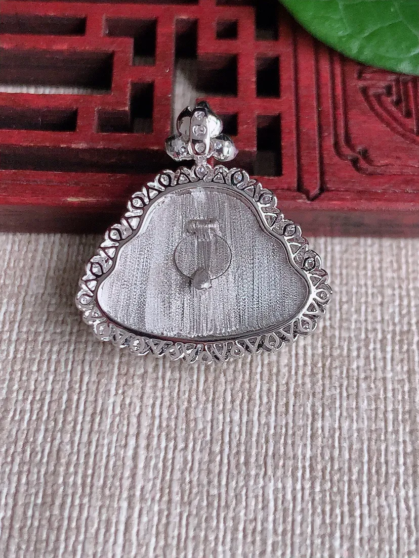 天然A货翡翠18K金伴飘绿佛公吊坠尺寸25×23.8×7.4裸石14.3×20m量3.40g 052