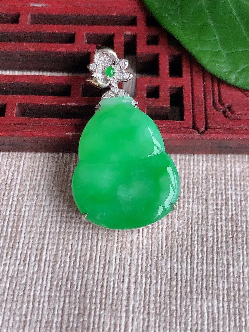 天然A货翡翠18K金伴阳绿葫芦吊坠尺寸33×22.3×18×5.4m量4.70g 0523