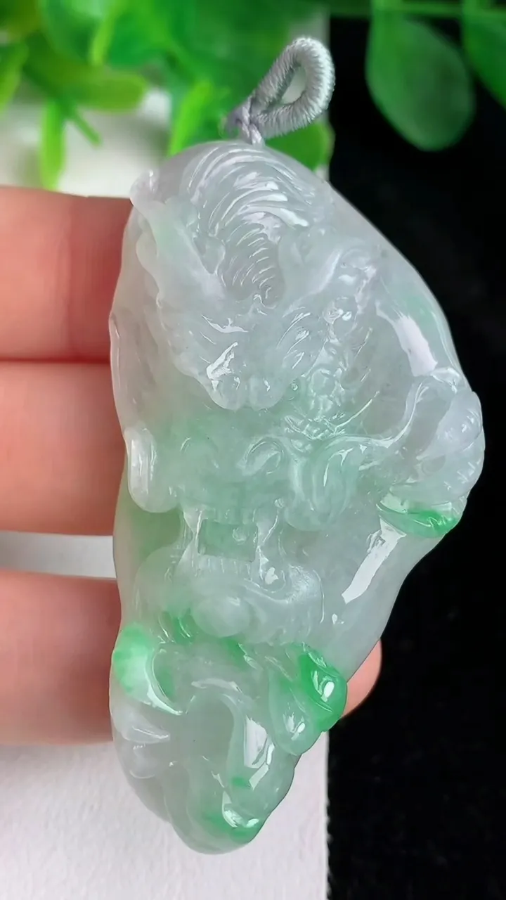 天然A货翡翠龙牌吊坠，尺寸58.7-29-11.3，重量:32.42g
5月24日