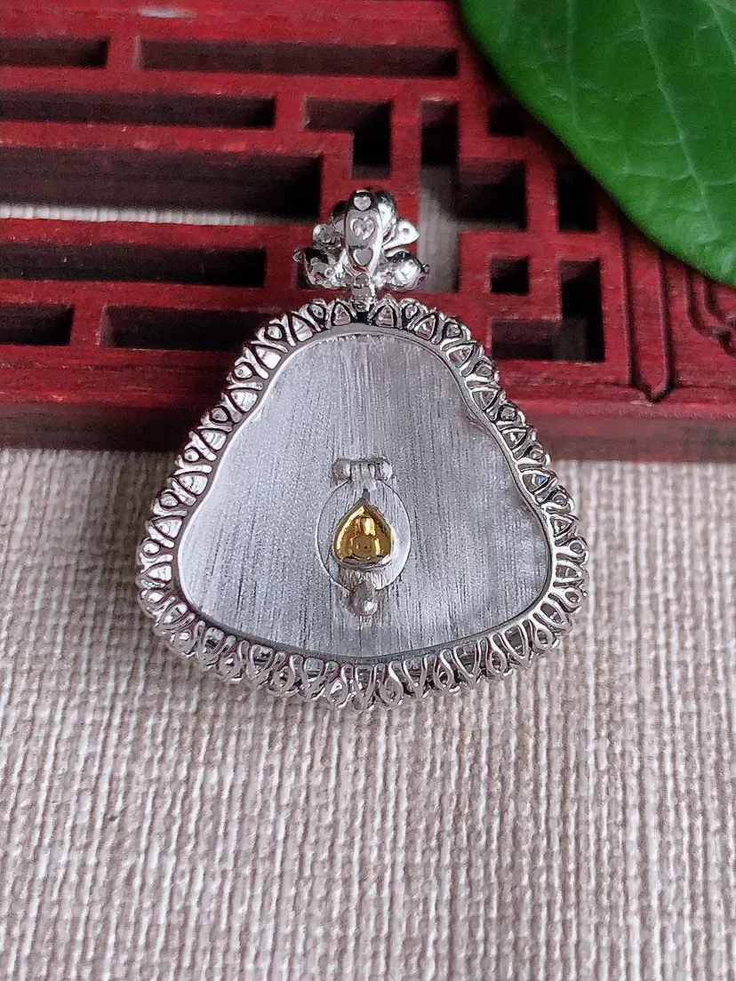 天然A货翡翠18K金伴飘绿佛公吊坠尺寸30.5×25.3×8裸石19×21.7m量5.12g 052