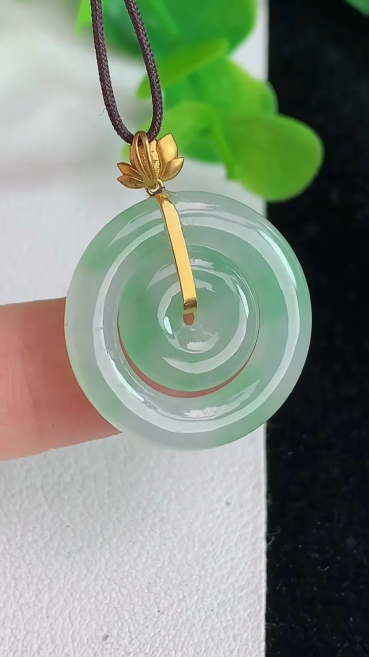 天然A货翡翠母子平安扣吊坠，尺寸22-3，重量:3.34g
5月24日